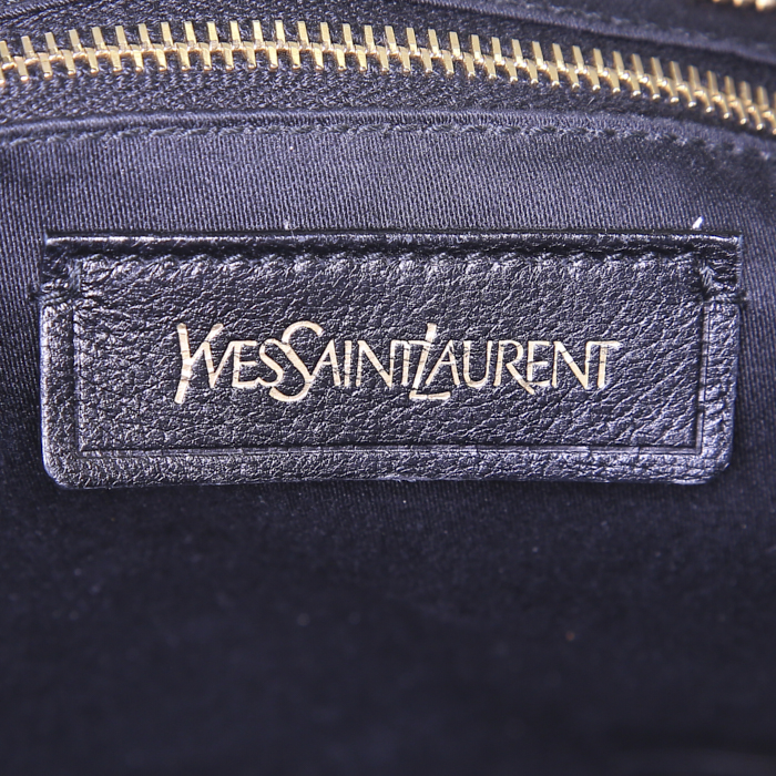 Bolso de mano Yves Saint Laurent Chyc en cuero gris - Detail D4