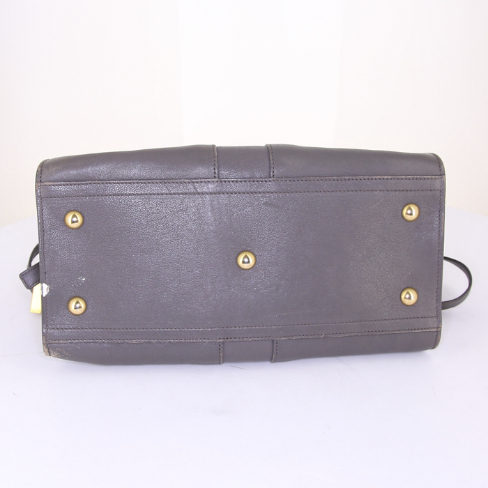 Bolso de mano Yves Saint Laurent Chyc en cuero gris - Detail D5