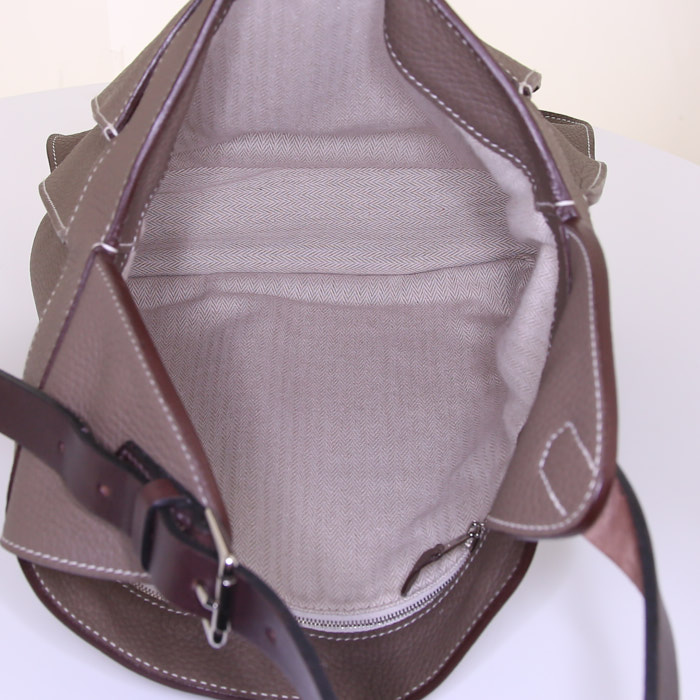 Sac porté épaule Hermes Marwari en cuir togo étoupe et cuir marron - Detail D2