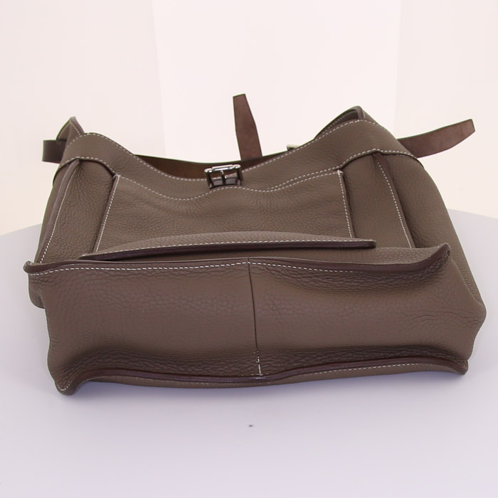 Sac porté épaule Hermes Marwari en cuir togo étoupe et cuir marron - Detail D4