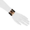 Bracelet manchette Hermès Extrême grand modèle en cuir noir et plaqué or - Detail D1 thumbnail