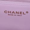 Bolso de mano Chanel Timeless jumbo en cuero acolchado negro - Detail D4 thumbnail