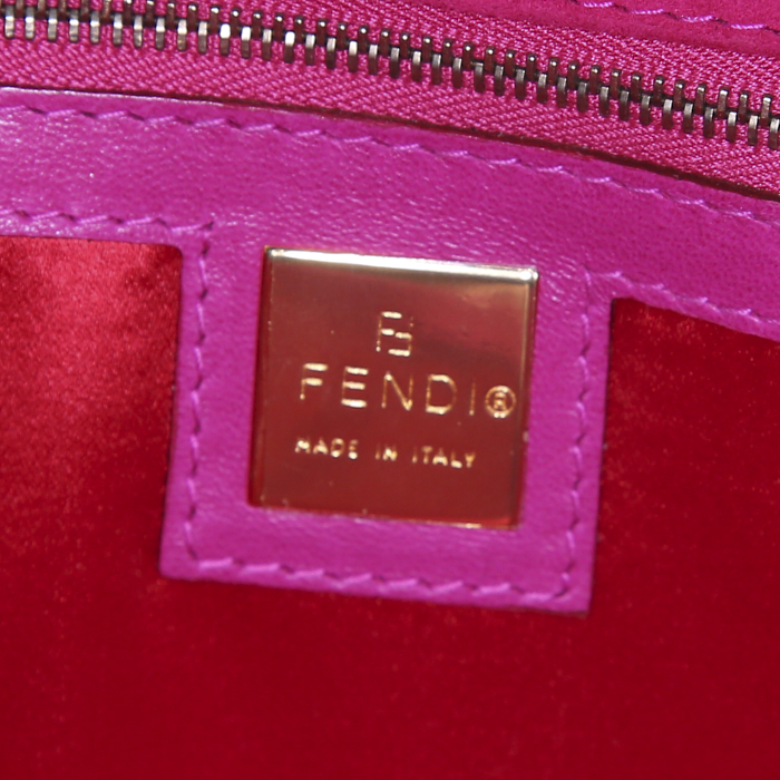 Bolsito de mano Fendi Baguette en ante rosa y cuero rosa - Detail D3