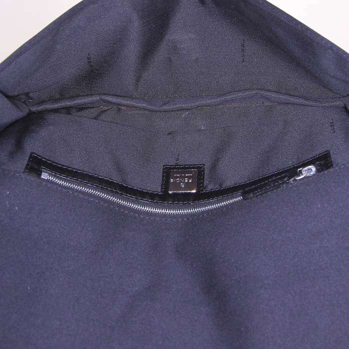 Pochette Fendi Baguette en toile noire - Detail D2