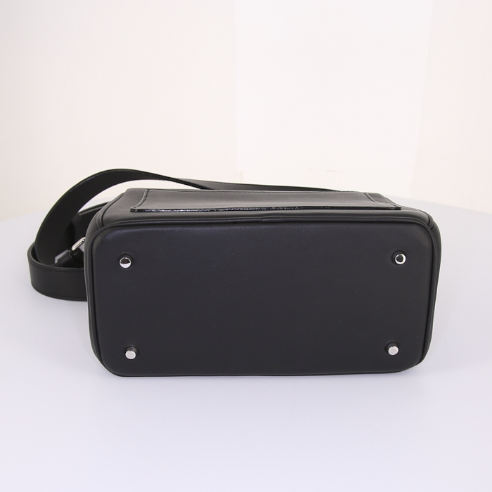 Bolso de mano Dior Be Dior modelo pequeño en cuero negro - Detail D5