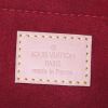 Bolsito de mano Louis Vuitton Pochette accessoires en lona Monogram marrón y cuero rojo - Detail D3 thumbnail