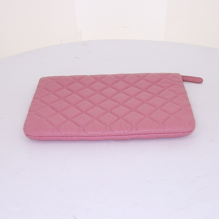 Pochette Chanel en cuir grainé matelassé rose - Detail D4