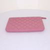 Chanel pouch in pink quilted grained leather - Detail D4 thumbnail