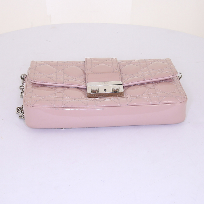 Sac bandoulière Dior New Look en cuir vernis rose - Detail D4