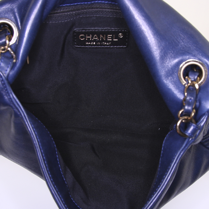 Bolso para llevar al hombro o en la mano Chanel Petit Shopping en cuero acolchado azul - Detail D2
