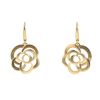 Paire de pendants d'oreilles Chanel Camelia en or jaune - 00pp thumbnail