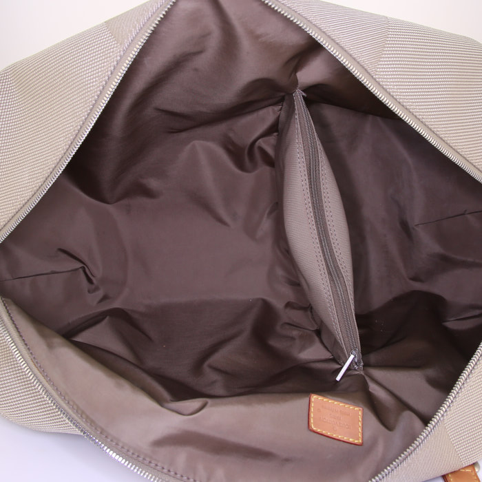 Bolsa de viaje Louis Vuitton Geant Attaquant en lona gris y cuero natural - Detail D2