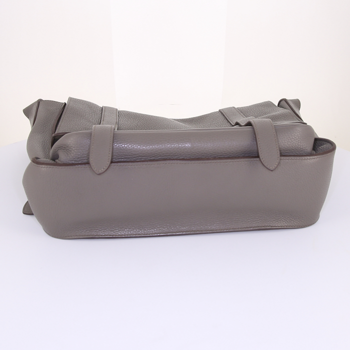 Bolso bandolera Hermès Steve en cuero gris - Detail D4