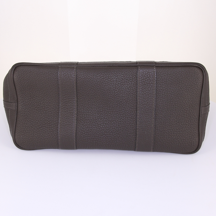 Sac cabas Hermes Garden en cuir marron-chocolat - Detail D4