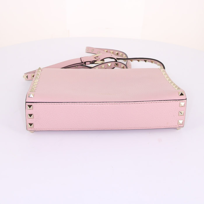 Valentino Garavani Rockstud shoulder bag in pink grained leather - Detail D4
