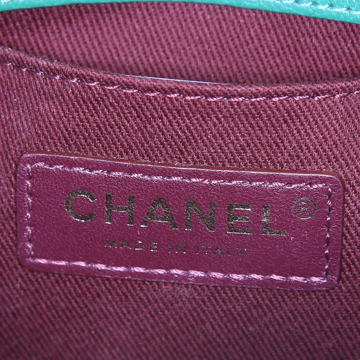 Chanel Curve shoulder bag in green leather - Detail D4