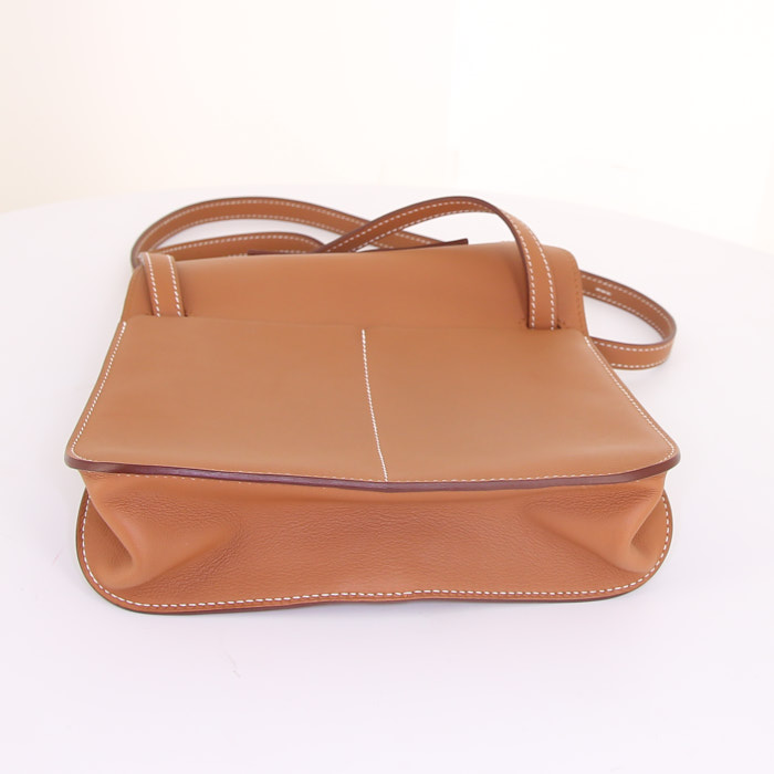 Sac bandoulière Hermès Halzan petit modèle en cuir Swift gold - Detail D5