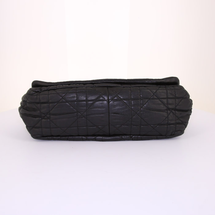 Dior Délices bag worn on the shoulder or carried in the hand in black quilted leather - Detail D4