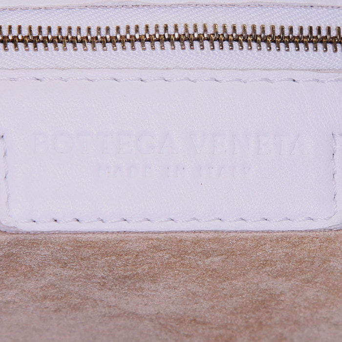 Bolso de mano Bottega Veneta Veneta en cuero intrecciato blanco - Detail D3