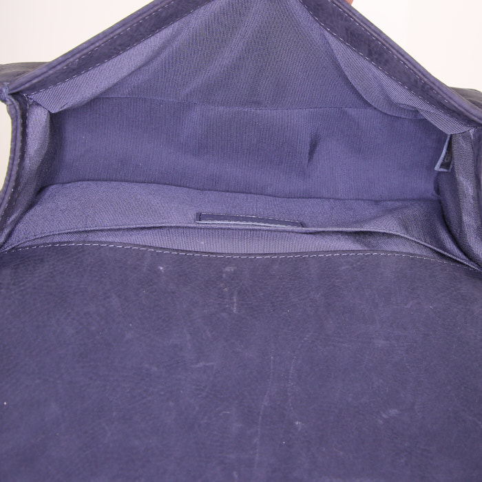 Sac bandoulière Chanel Boy en cuir matelassé bleu-gris - Detail D3