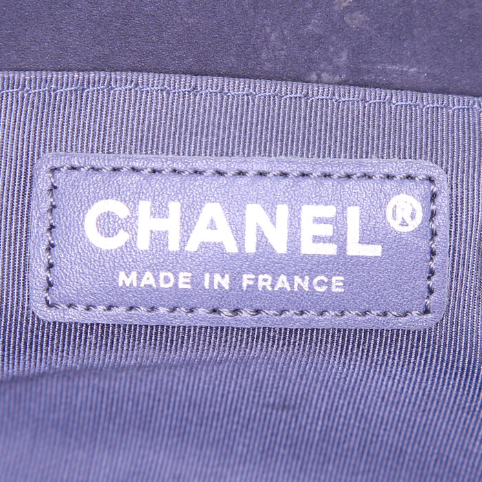 Chanel Boy shoulder bag in grey blue quilted leather - Detail D4