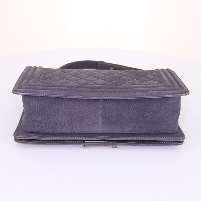 Bolso bandolera Chanel Boy en cuero acolchado azul gris - Detail D5