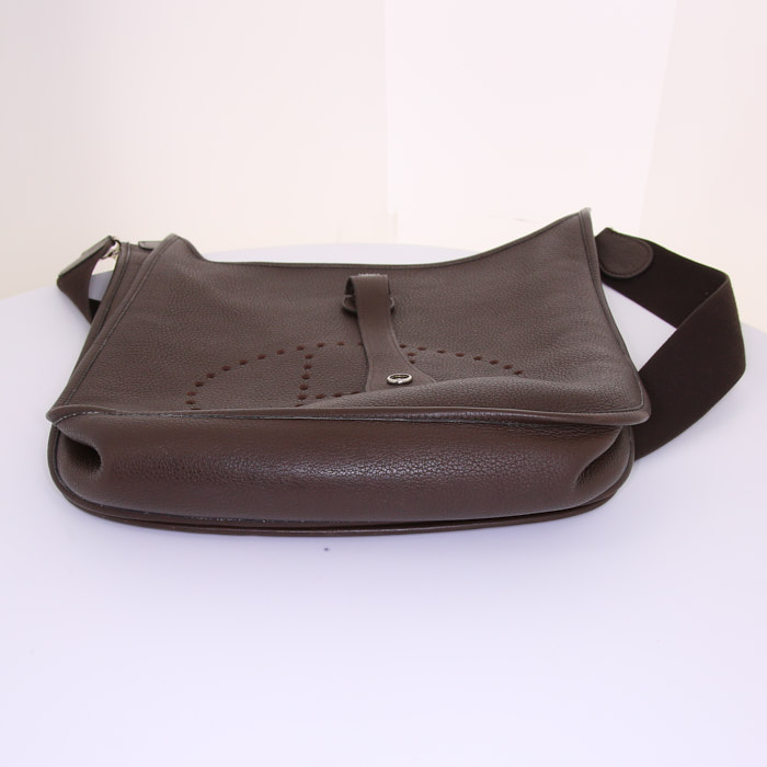 Bolso bandolera Hermes Evelyne modelo mediano en cuero togo marrón - Detail D4