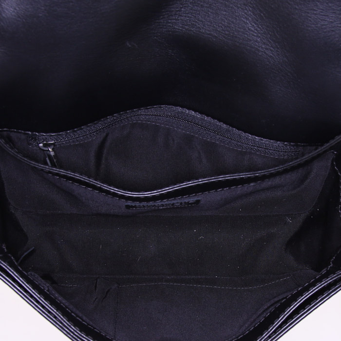 Bolso bandolera Chanel Boy en cuero negro y cuero acolchado negro - Detail D3