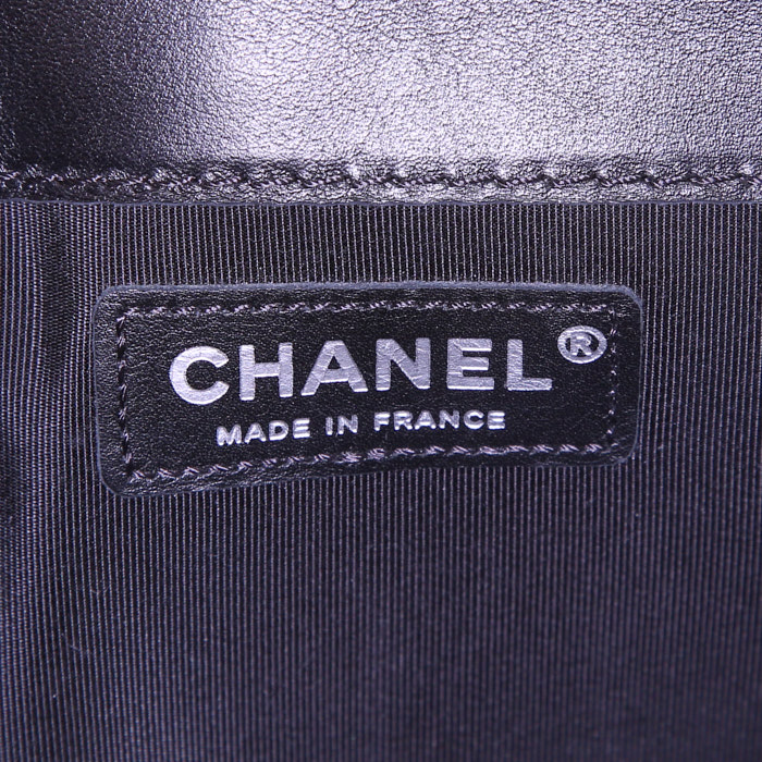 Bolso bandolera Chanel Boy en cuero negro y cuero acolchado negro - Detail D4