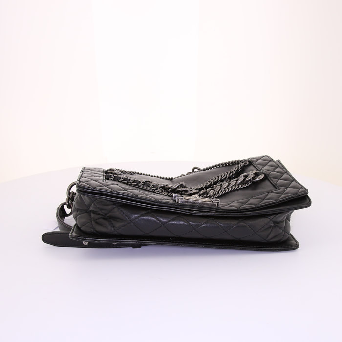 Bolso bandolera Chanel Boy en cuero negro y cuero acolchado negro - Detail D5