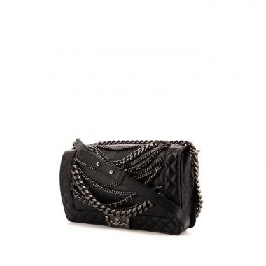Borsa a tracolla Chanel Boy in pelle nera decorata con catene e pelle trapuntata nera