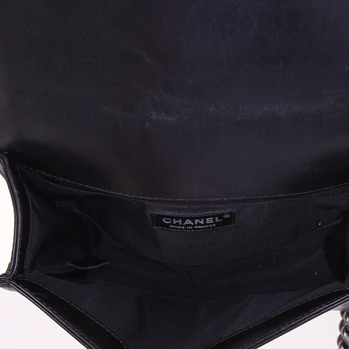 Borsa a tracolla Chanel Boy in pelle nera con motivo a spina di pesce - Detail D3