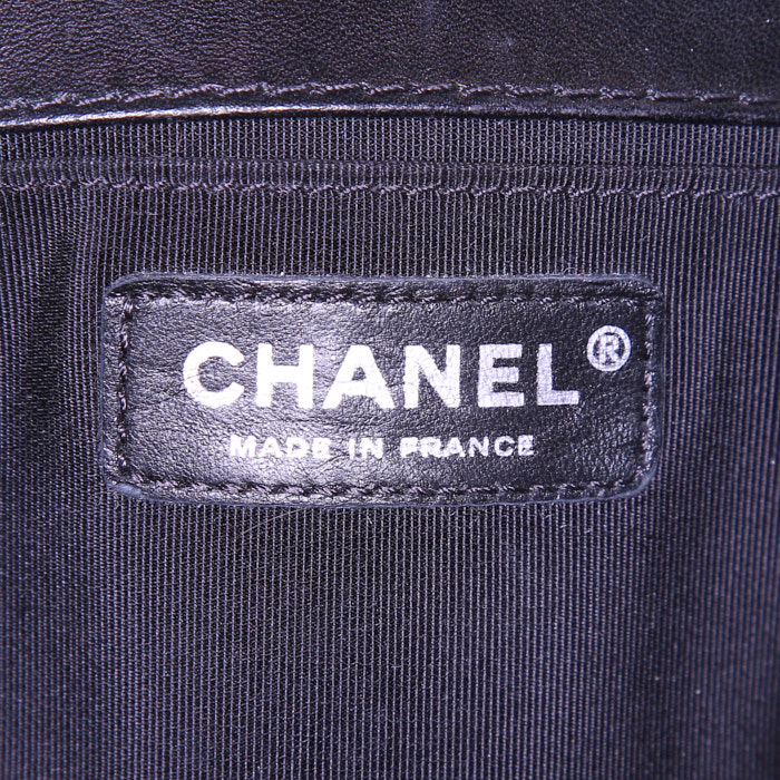 Borsa a tracolla Chanel Boy in pelle nera con motivo a spina di pesce - Detail D4