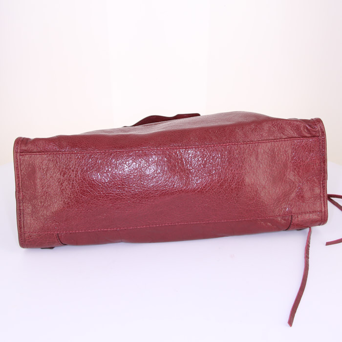 Sac à main Balenciaga Classic City en cuir bordeaux - Detail D6