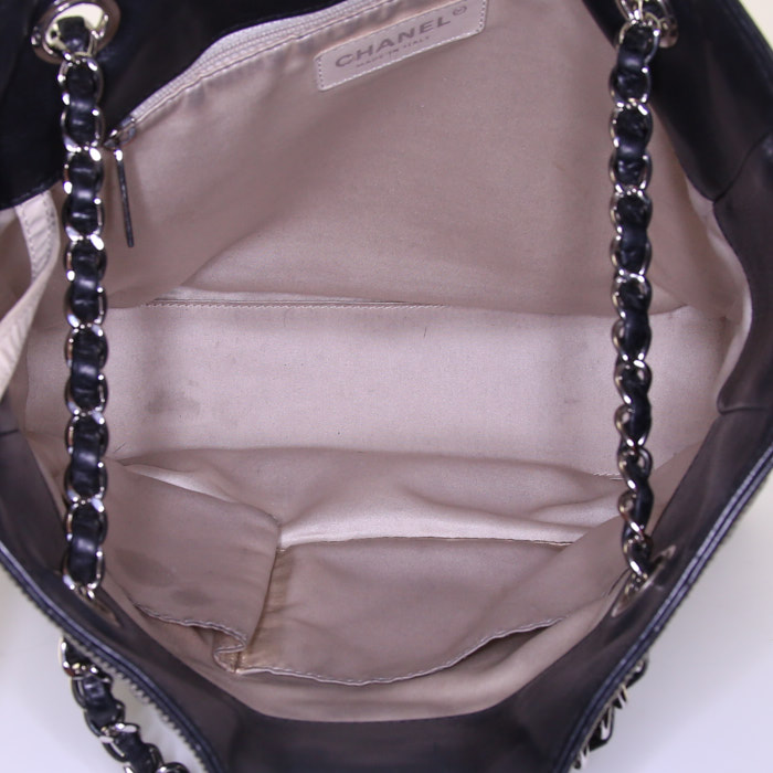 Bolso de mano Chanel en cuero acolchado negro - Detail D2