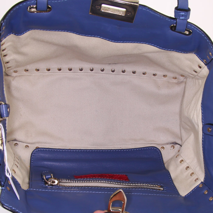 Valentino Garavani Rockstud small model shoulder bag in blue leather - Detail D3