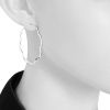 Chanel Profil de Camélia hoop earrings in white gold - Detail D1 thumbnail