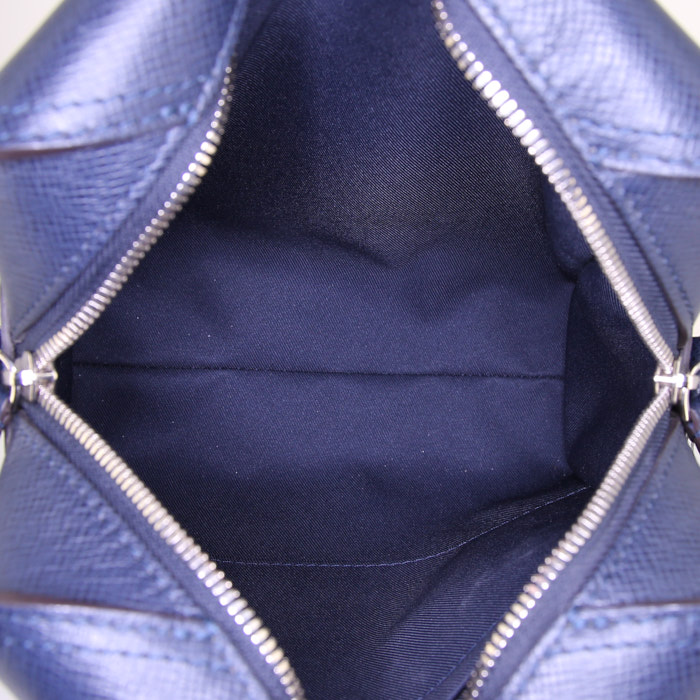 Bolso bandolera Louis Vuitton Nikolai Messenger modelo pequeño en cuero taiga azul marino - Detail D2