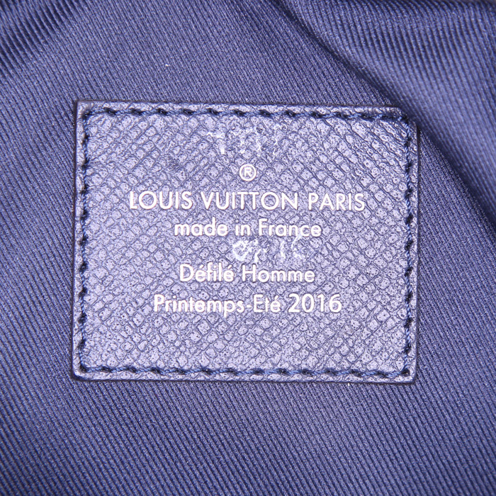 Sac bandoulière Louis Vuitton Nikolai Messenger petit modèle en cuir taiga bleu-marine - Detail D3