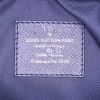 Sac bandoulière Louis Vuitton Nikolai Messenger petit modèle en cuir taiga bleu-marine - Detail D3 thumbnail