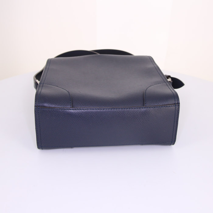 Sac bandoulière Louis Vuitton Nikolai Messenger petit modèle en cuir taiga bleu-marine - Detail D4