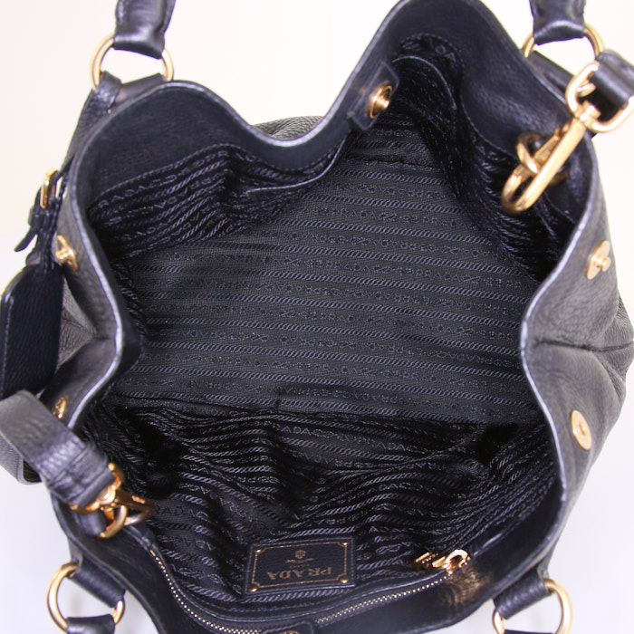 Sac bandoulière Prada en cuir grainé noir - Detail D3