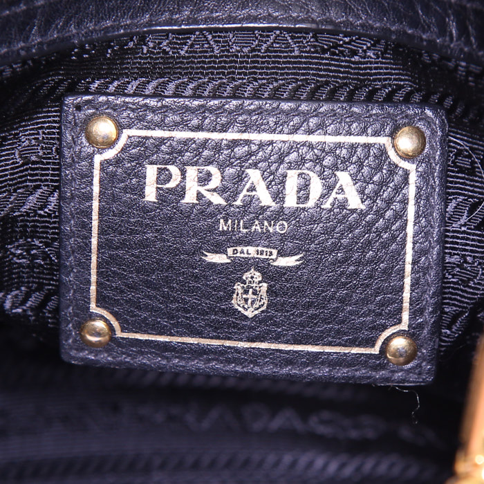 Sac bandoulière Prada en cuir grainé noir - Detail D4