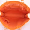 Shopping bag Louis Vuitton Louis Vuitton Sac Plat in pelle Epi arancione - Detail D2 thumbnail