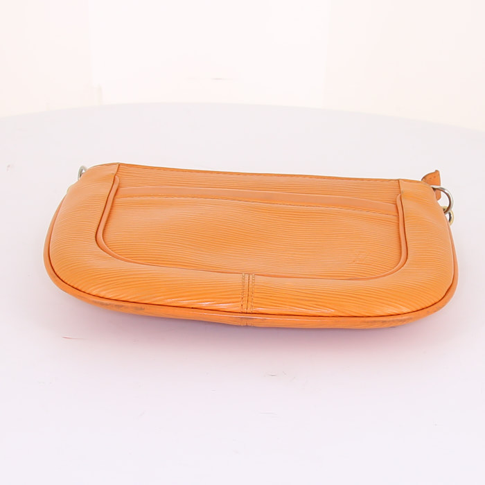 Bolso bandolera Louis Vuitton Salabha en cuero Epi naranja - Detail D4