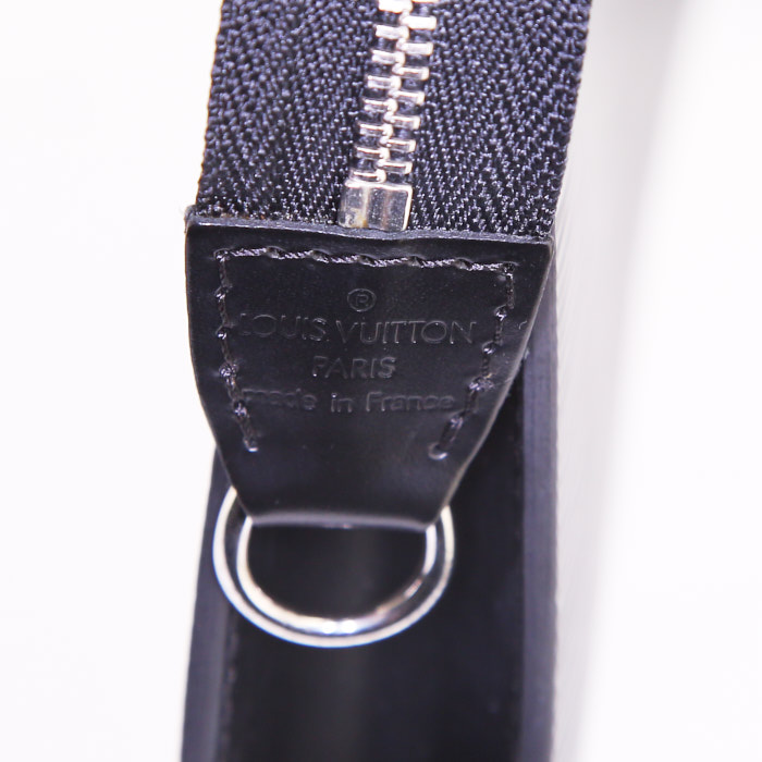 Bolsito de mano Louis Vuitton Pochette accessoires en cuero Epi negro - Detail D3