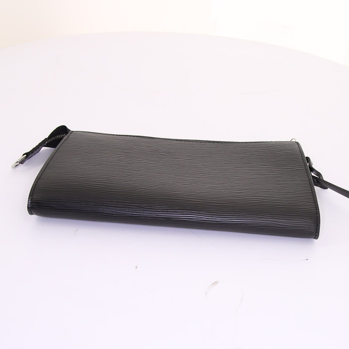 Bolsito de mano Louis Vuitton Pochette accessoires en cuero Epi negro - Detail D4
