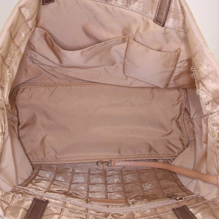 Chanel shopping bag in gold canvas and gold leather - Detail D2