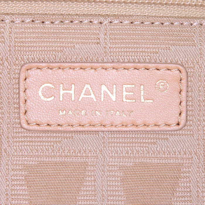 Sac cabas Chanel en toile dorée et cuir doré - Detail D3