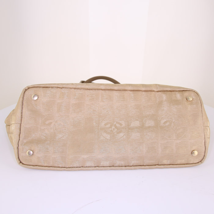 Sac cabas Chanel en toile dorée et cuir doré - Detail D4